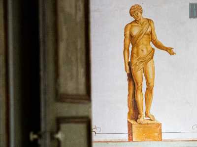 ...cos� chiamata dai proprietari per via dei dipinti di sculture a grandezza naturale che corrono lungo le chiare pareti